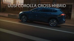 Tähän koko perheesi rakastuu: uusi, entistäkin tyylikkäämpi Toyota Corolla Cross Hybrid ihastuttaa käytännöllisellä tilavuudella...
