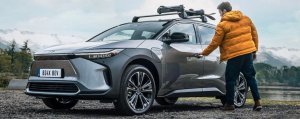 Meiltä nyt nopeaan toimitukseen ja rajattuun erään Toyota bZ4X-malleja talvirenkaat kevytmetallivantein veloituksetta ja edulli...