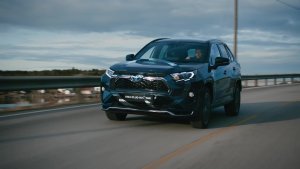 Johtoasemassa. Lataat tai et.

Toyotan hybridimalliston huipulle asettuva uusi RAV4 Plug-in Hybrid -malli tarjoaa kaiken sen, mi...