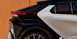 Särmikkään ulkonäön lisäksi koeajossa vakuuttivat uutuuden turvallisuusominaisuudet sekä se, miten helppoa Toyota C-HR:llä on su...