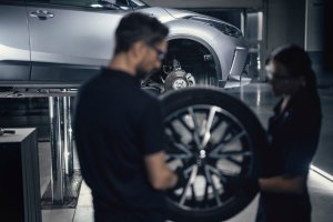 TOYOTA-RENGASASIANTUNTIJA
Autoilijat arvostavat ensisijaisesti renkaiden luotettavuutta ja turvallisuutta. Laatumerkit suoriutuv...