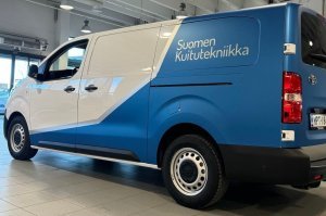 Toyota Airportin yritysmyynnistä luovutettiin Suomen Kuitutekniikalle viisi uutta, tyylikkäästi teipattua Toyota Proace KINTO On...
