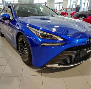 Vetyvoimaa sen kauneimmassa muodossa - Toyota Mirai. Meillä Toyota Airportissa kävi eksoottinen vieras, joka herätti s...