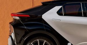 Särmikkään ulkonäön lisäksi koeajossa vakuuttivat uutuuden turvallisuusominaisuudet sekä se, miten helppoa Toyota C-HR:l...