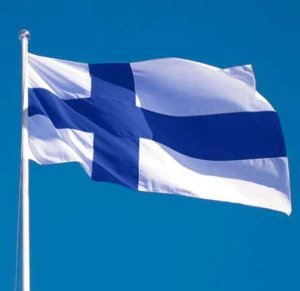 Hyttysen hyrinä, ukkosen jyrinä, perhosen lento, vanamo hento, purojen juoksu, mataran tuoksu, matojen tonkija, onnekas...